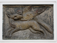 905216 Afbeelding van de gevelsteen voorstellende een vos met een vogel in zijn bek, boven de ingang van het pand ...